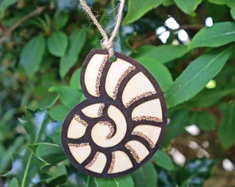 Adorno de árbol de Navidad con fósil de amonita, adorno fósil de madera grabado