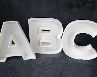 Buzones rellenables, iniciales de nombres impresas en 3D independientes.