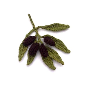 Peut inclure: Une tasse en céramique blanche avec une anse noire et le texte "But First, Coffee" en noir, en gras. La tasse est posée sur une surface blanche.