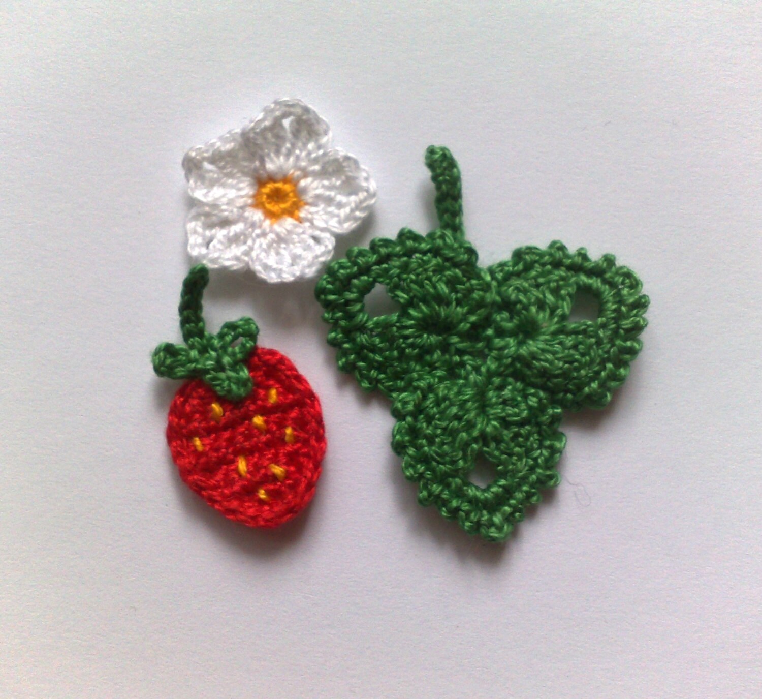 バブちゃんハンドメイド 【193】編み物の花と葉っぱ付きいちご単品 バブちゃんハンドメイド 【193】編み物の花と葉っぱ付きいちご