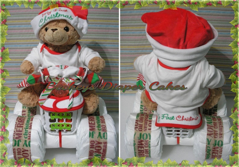 Pu&ograve; includere: Un orsacchiotto con un cappello di Babbo Natale rosso e bianco e un body bianco &egrave; seduto su una torta di pannolini bianca a forma di quad. La torta di pannolini &egrave; decorata con un nastro rosso e verde e le parole "Il mio primo Natale".
