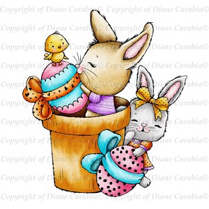 Puede incluir: Dos conejos, uno marrón y otro gris, están sentados en una maceta con huevos de Pascua. El conejo marrón sostiene un huevo azul y rosa con un pollito amarillo en la parte superior. El conejo gris sostiene un huevo rosa con lunares negros. La maceta está decorada con una cinta amarilla.