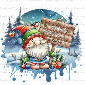 Puede incluir: Ilustración en acuarela de un gnomo navideño sosteniendo un letrero de madera que dice "MERRY CHRISTMAS". El gnomo lleva un gorro rojo, verde y a cuadros, un abrigo azul y botas marrones. Un pequeño pájaro está posado en el sombrero. También se presentan adornos y nieve.