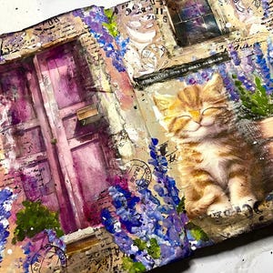 Könnte beinhalten: Mixed-Media-Kunstwerk mit einer lila Tür, blauen und violetten Blumen und einer lächelnden, orangefarbenen Tabby-Katze. Das Kunstwerk enthält den Text "good things come in small packages". Der Stil erinnert an ein Tagebuch oder ein Sammelalbum.
