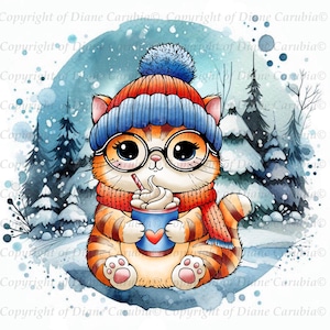 Puede incluir: Ilustración en acuarela de un lindo gato atigrado naranja con un gorro azul tejido con pompón, gafas y una bufanda roja. El gato sostiene una taza azul con un corazón y crema batida, sobre un fondo de bosque nevado.