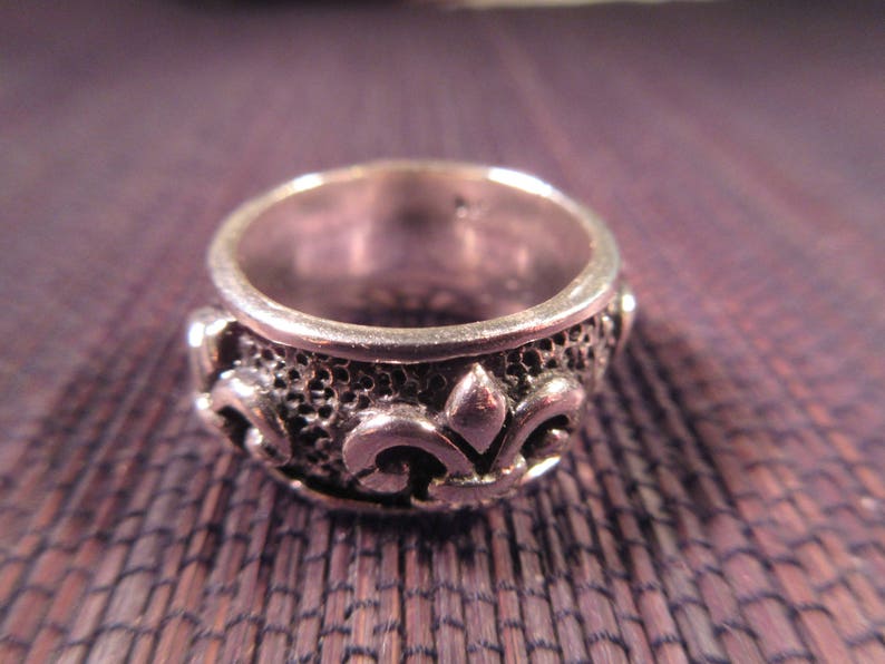 Chic Sterling Silver Ring 8.5 image 1