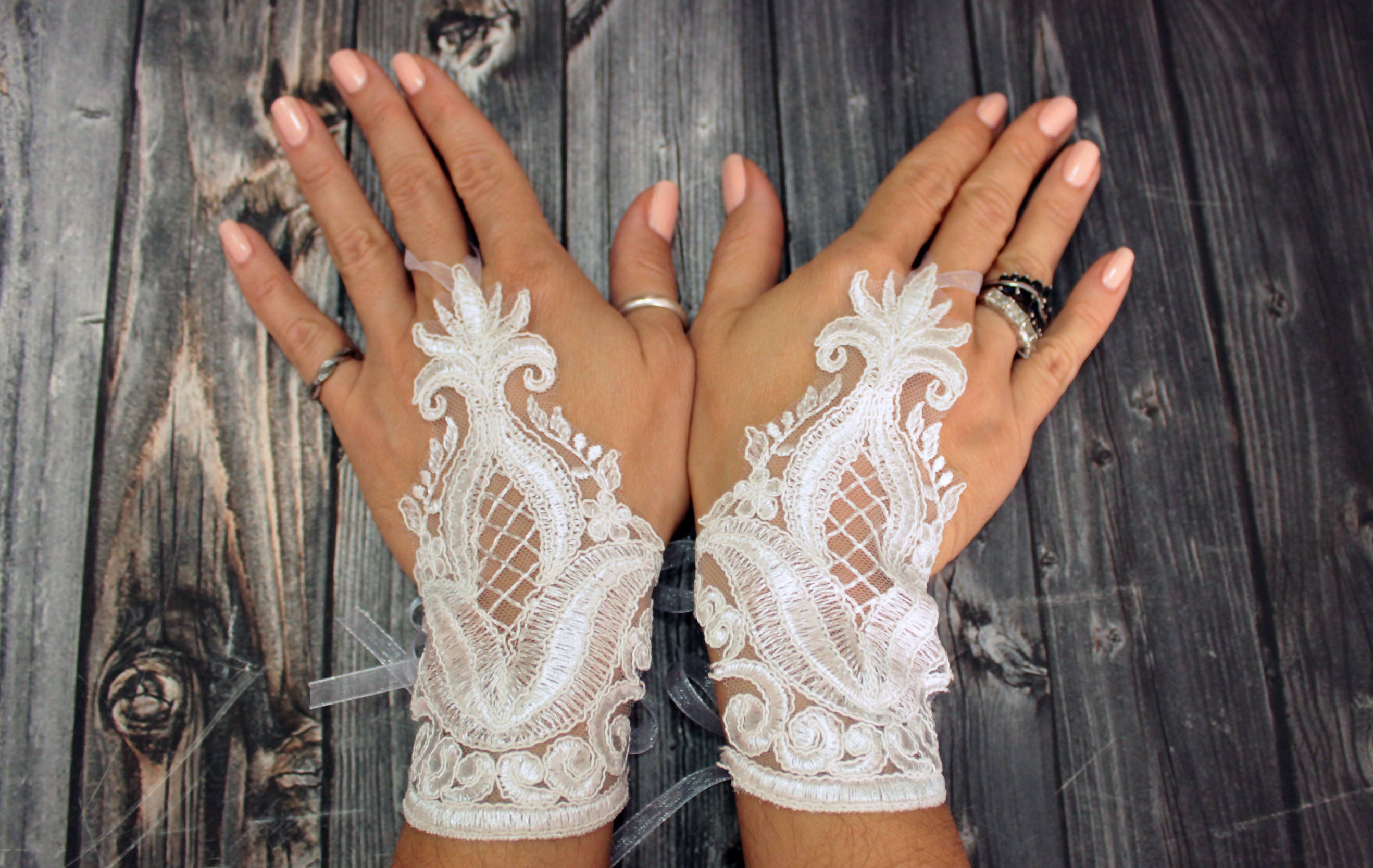 Short wedding gloves discount