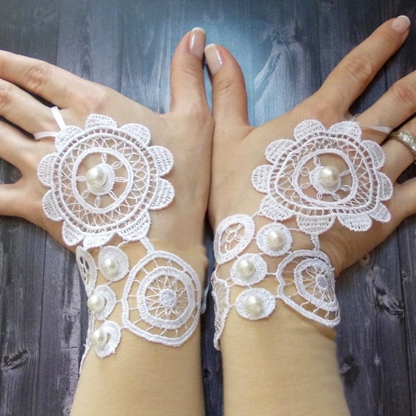 White lace wedding gloves, geometric venice bridal gloves, short fingerhoop cute fingerless gloves, boho wedding gloves, Wedding Accessory