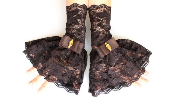 Brown victorian lace cuff bracelet, corset arm warmers laced up, Gloves Gothic, ruffled lace steampunk gloves, pirate dark rococo gloves