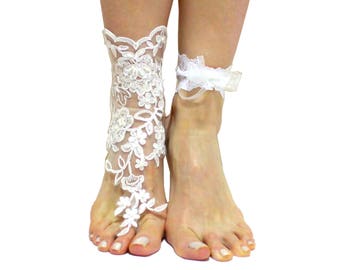 Sandalias descalzas de novia con encaje blanco y cuentas, tobilleras para boda, joyas para los pies de novia, zapatos de encaje para boda en la playa, zapatos de novia de color blanco marfil, tanga para los pies