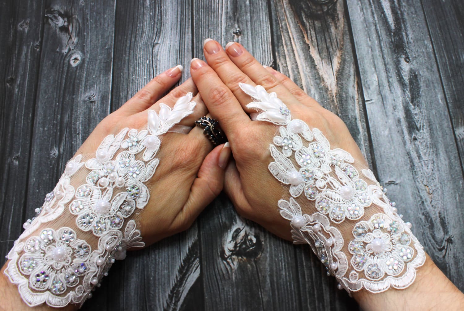 Fingerlose Perle Paillette Spitze Braut Handschuhe Brauthandschuhe schneeweiss 