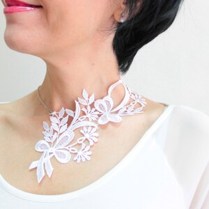 Puede incluir: Collar gargantilla de encaje blanco con dise&ntilde;o floral. El collar es delicado y femenino, y ser&iacute;a perfecto para una boda u otra ocasi&oacute;n especial.