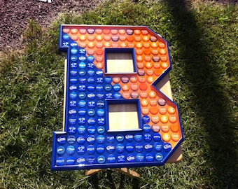 Arte con tapas de botellas - Logotipo "B" de Bucknell Bison - Naranja y azul - Resina epoxi para mesas - Muy bien valorado