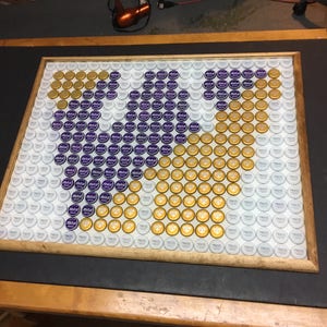 Bottle Cap Art - Williams College &quot;W&quot; Logo - Gold & Purple - Table Top Epoxy - Zeer beoordeeld - **Niet klaar in deze foto**