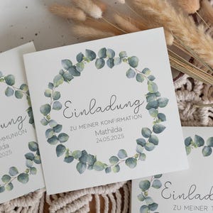 Puede incluir: Tarjeta blanca con una corona de eucalipto verde alrededor del texto "Einladung zu meiner Konfirmation Matilda 24.05.2025".
