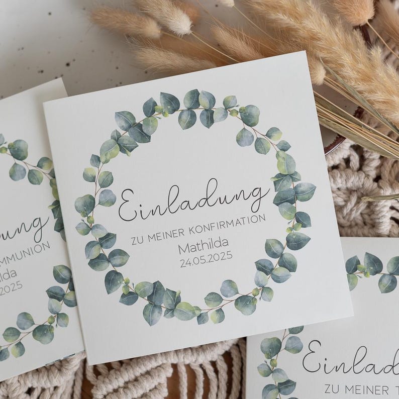 Puede incluir: Tarjeta blanca con una corona de eucalipto verde alrededor del texto "Einladung zu meiner Konfirmation Matilda 24.05.2025".