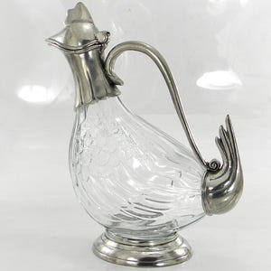 étain bouteille carafe et verre. pour le vin, l&#39;eau. Main en Italie.