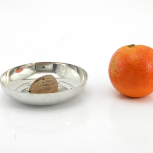 Pewter bowl, chiselled with reason on wheat and grapes, 26 x 4 cm diam