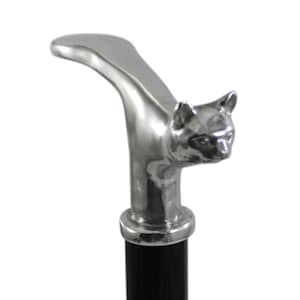 Może przedstawiać: Czarny laska z srebrnym uchwytem w kształcie głowy kota. Uchwyt jest wykonany z błyszczącego metalu. Klasyczny i elegancki dodatek.