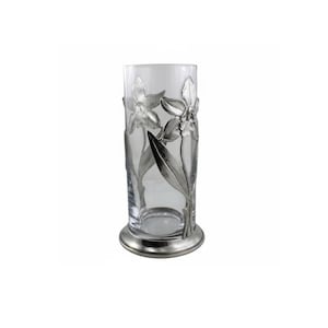 Peut inclure: Un vase en verre transparent avec un motif floral argenté. Le vase est de forme cylindrique et possède une base solide. Le motif floral, probablement des jonquilles, ajoute de l'élégance.