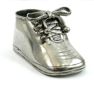 Class gift for the birth and baptism of a child or a girl. Customized metal shoe with engravings. Made in Italy