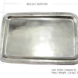 Peut inclure: Un plateau rectangulaire argenté avec un bord légèrement surélevé. Le plateau mesure 26,5 cm de long et 17,5 cm de large. Le poids du plateau est de 1,6 kg. Plateau de service.
