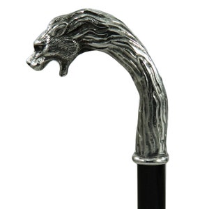 Peut inclure: Une canne en argent avec une poignée en tête de lion détaillée. La poignée est texturée pour ressembler à du bois.
