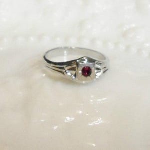 Vintage Victorian Styled Ruby Cab Sterling Silver Infant Baby Ring Size 1 Mint Condition Superior Dainty