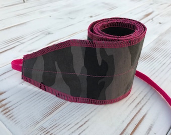Camuflaje negro con muñequeras rosas para CrossFit y levantamiento de pesas