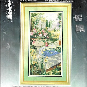 Puede incluir: Un kit de punto de cruz titulado "Heritage Collection" de Elsa Williams, con "The Lily Garden". El diseño terminado mide 25 cm x 51 cm. La imagen muestra un punto de cruz enmarcado de una escena de jardín con flores y agua.
