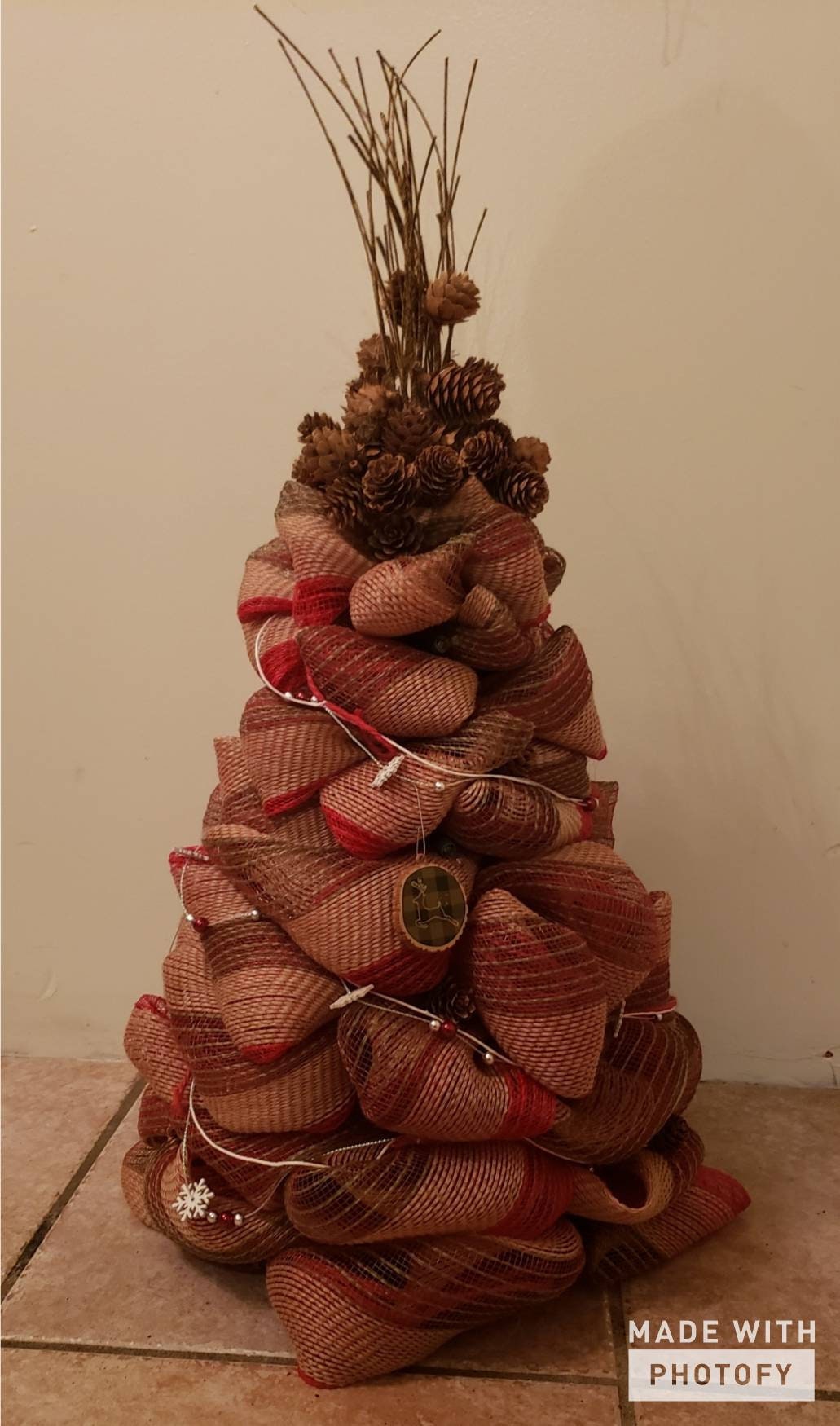 34 Space-Saving Christmas Decor Ideas for Apartments 9 Christmas Tree, Tabletop Decor, Deco Mesh Tree, Small Christmas…