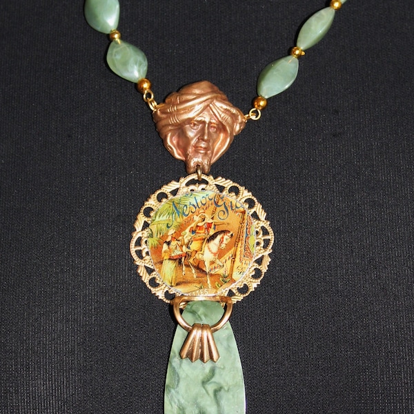 sautoir orientaliste, sautoir jade, collier bakélite verte, collier tête Maure, le CAVALIER ORIENTAL