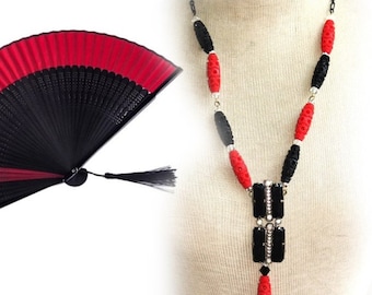 Collier sautoir art déco japonisant, sautoir rouge et noir, boucle de ceinture 1930, boucle verre noir et brillants, JAPON 1930