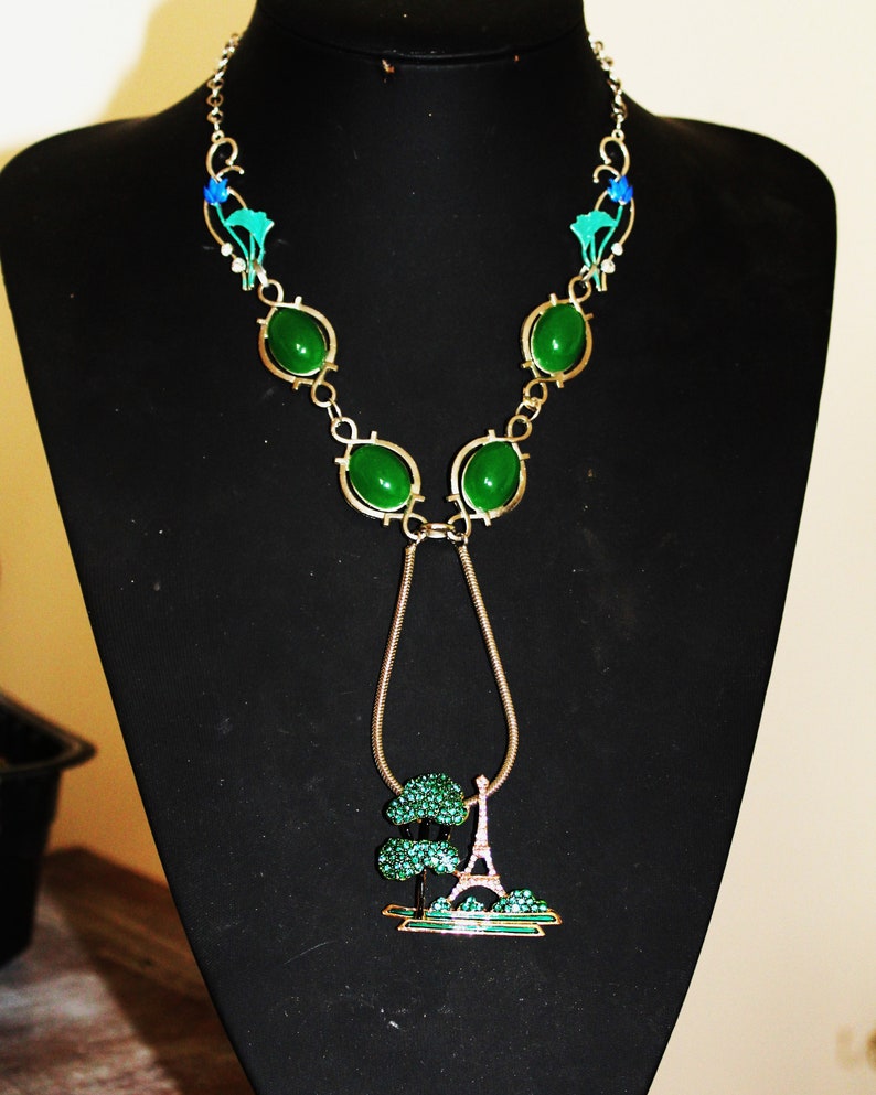 Collier sautoir parisien, Tour Eiffel, cabochons vert, argent, fleurs, arbres, Paris, TOUR EIFFEL image 3