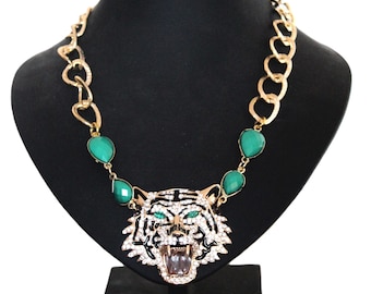 Collier baroque, collier étincelant, collier couture, lion aux yeux verts, chaîne originale, or et vert, LA LIONNE