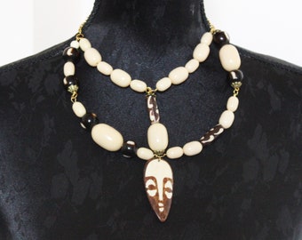 Collier ethnique, ivoire et marron, collier plastron tribal, ethnic chic, pendentif idole africaine, SAGA AFRIKA !