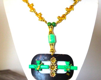 Collier sautoir baroque, or et vert jade, chats dorés, chats violonistes, boucle celluloïd 1930, CHA CHA CHA !!!