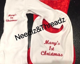 Individuell besticktes Set für das erste Weihnachtsfest/Weihnachtsstrumpf, Strampler & Lätzchen – Baby-Set für das erste Weihnachtsfest