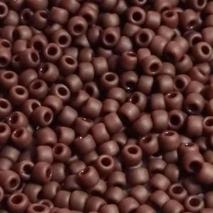 10g de miçangas japonesas TOHO foscas e foscas Oxblood - 11/0-46F