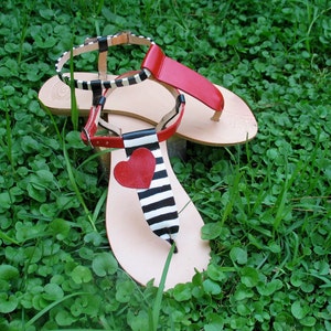 Peint à la main attaché sandales plates en cuir véritable. Semelle intérieure en cuir, semelle en caoutchouc, ligne rayée, à pois et rayures