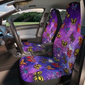Puede incluir: Fundas de asiento de coche con un vibrante diseño de galaxia púrpura e ilustraciones de mariposas coloridas. Las fundas presentan una variedad de mariposas en tonos rojos, amarillos, azules y verdes, creando un patrón caprichoso y llamativo.