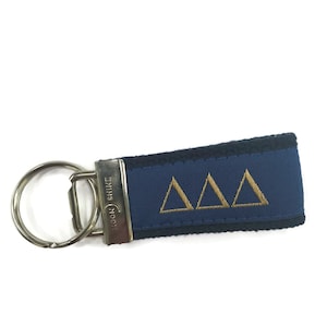 36 griechische Buchstaben Delta Delta Delta Sorority Web Schlüsselanhänger. Das ist ein Großhandels-Lot von 36 Schlüsselanhängern.  Offiziell lizenzierte griechische Acces