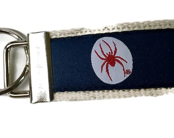 Llavero con diseño de telaraña de la Universidad de Richmond / Llavero con cinta de los Richmond Spiders con licencia oficial