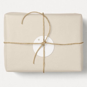 runde nachhaltige Geschenkanhänger in weiß, Anhänger aus Recycling Kraftpapier, 5cm, Papieranhänger kreisförmig, für Hochzeit, Taufe