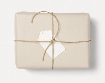 weiße Geschenkanhänger aus Recycling Kraftpapier, 4x7cm, Anhänger für Gastgeschenke, nachhaltige Tags aus Papier, elegant
