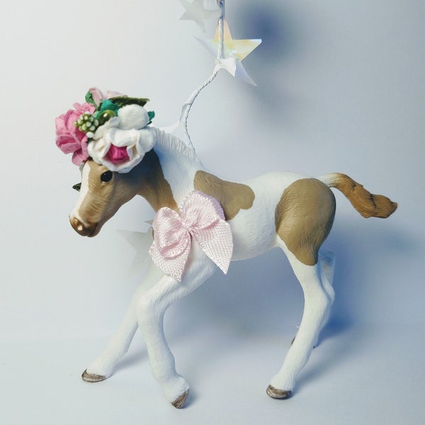 Schleich pony cake topper wearing a floral crown, comes with a mini flag with wording of your choice, add extra accessories.