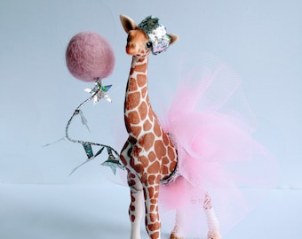 Bébé girafe Schleich, portant un tutu rose et un mini drapeau personnalisé avec une couronne scintillante, un animal pour gâteau.