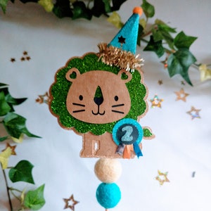 Bonito adorno para tarta de león de fiesta, añade cualquier número a la insignia de cumpleaños, hecho para coordinar con el esquema de color de tu fiesta.
