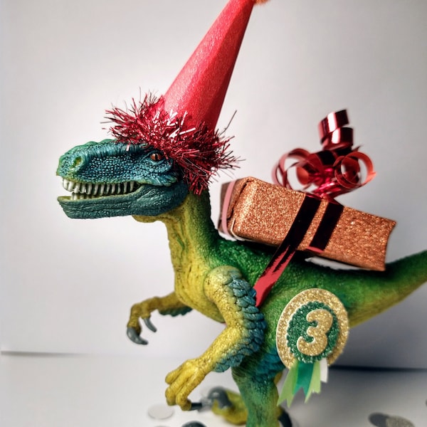Ozdoba na tort Schleich Dinosaur w czapeczce imprezowej, z paczką/balonem. Spersonalizowana przypinka urodzinowa.