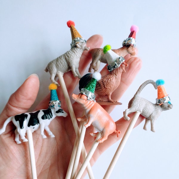 Ensemble de mini décorations pour gâteau, animaux de la ferme, animaux portant des chapeaux de fête, livré avec un mini drapeau personnalisé.